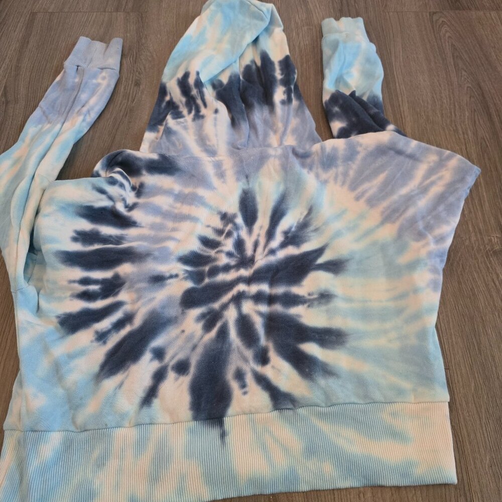 Blue & White Tie-Dye Hoodie – Cozy, Soft & Stylish
